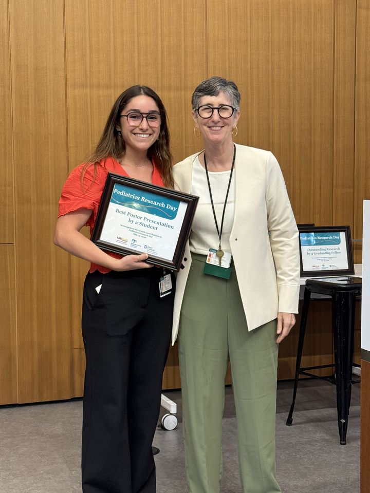 Dr. Chimento accepts award.