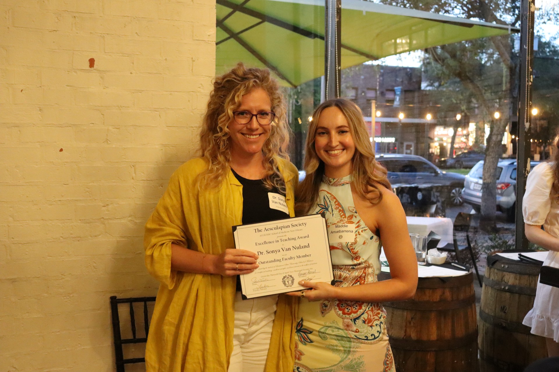 Dr.  van Nuland accepts award from Aesculapian Society