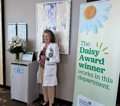 IBD nurse AP Uhlhorn receives Daisy Award.